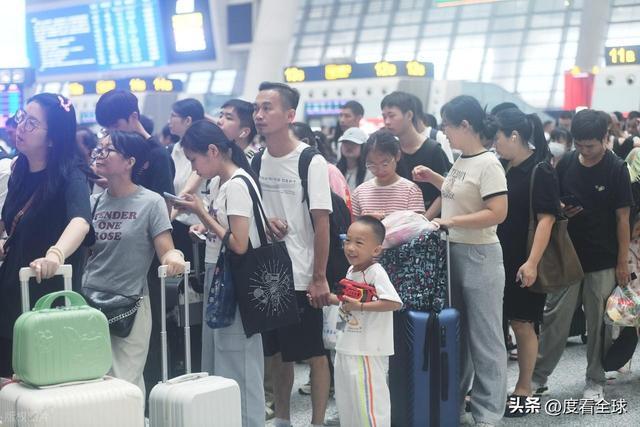 程大军背后藏着中国交通的温度与速度！z6尊龙网站凌晨3点的杭州东站：返(图9)